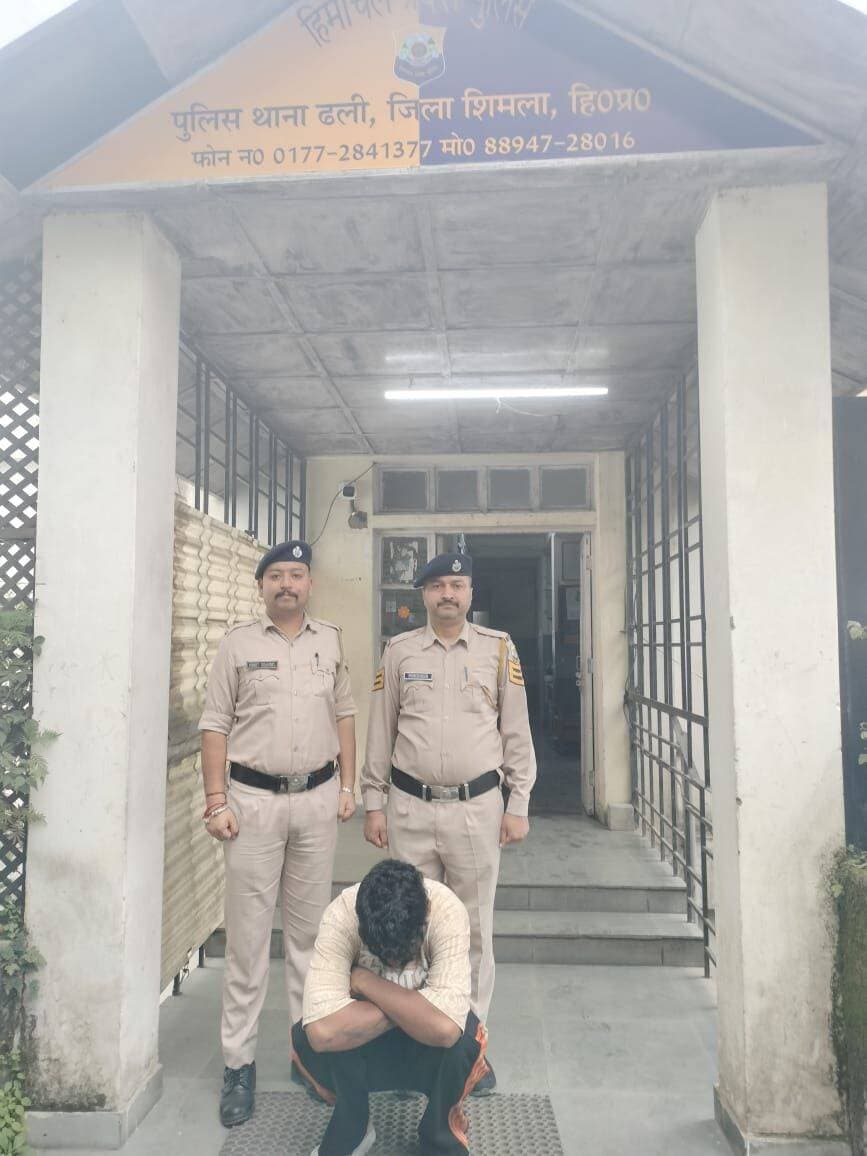*बैकवर्ड लिंक जांच में अंतरराज्यीय ड्रग सप्लायर गिरफ्तार*
शिमला पुलिस ने नशा तस्करी के खिलाफ चलाए जा रहे अभियान के तहत बैकवर्ड लिंकेज की जांच में एक और आरोपी को गिरफ्तार किया है। यह कार्रवाई नशे की सप्लाई चेन के मुख्य स्रोतों और अंतरराज्यीय नेटवर्क तक पहुंचने की दिशा में की गई है।
FIR No. 62/2026 दिनांक 21.07.2026, धारा 21, 29 ND&PS Act, पुलिस थाना ढली के मामले में पुलिस द्वारा पहले कुलदीप एवं मनोज को गिरफ्तार किया गया था। इनके कब्जे से 09 ग्राम चिट्टा/हेरोईन, नकद तथा इलेक्ट्रॉनिक पॉकेट वेइंग मशीन बरामद की गई थी।
मामले की जांच के दौरान आरोपियों से पूछताछ एवं अन्य जांच के आधार पर नशे की सप्लाई के बैकवर्ड लिंक विकसित किए गए। जांच में अजय पुत्र कमल, उम्र 33 वर्ष, निवासी मनीमाजरा, चंडीगढ़, वर्तमान निवासी अंबाला कैंट की संलिप्तता सामने आई। पुलिस टीम ने कार्रवाई करते हुए आरोपी अजय को 29.08.2026 को अंबाला कैंट से गिरफ्तार किया। आरोपी को माननीय न्यायालय के समक्ष पेश कर उसका 3 दिन का पुलिस रिमांड लिया गया है।
यह गिरफ्तारी शिमला पुलिस की बदली हुई रणनीति का हिस्सा है, जिसमें कार्रवाई को केवल स्थानीय स्तर पर नशे की बरामदगी अथवा कैरियर की गिरफ्तारी तक सीमित न रखते हुए बैकवर्ड लिंकेज के माध्यम से मुख्य सप्लायरों और पूरे ड्रग सप्लाई नेटवर्क तक पहुंचने पर विशेष जोर दिया जा रहा है।
इस रणनीति के परिणामस्वरूप वर्ष 2026 में अब तक बैकवर्ड लिंकेज के आधार पर 73 मुख्य सप्लायर गिरफ्तार किए जा चुके हैं। इसके मुकाबले वर्ष 2025 में केवल 8 तथा वर्ष 2024 में 12 मुख्य सप्लायर गिरफ्तार किए गए थे।
इसी प्रकार, वर्ष 2026 में बैकवर्ड लिंक जांच के माध्यम से 56 अंतरराज्यीय ड्रग सप्लाई नेटवर्क ध्वस्त किए गए हैं, जबकि वर्ष 2025 में केवल 4 और वर्ष 2024 में 3 नेटवर्क ध्वस्त किए गए थे।