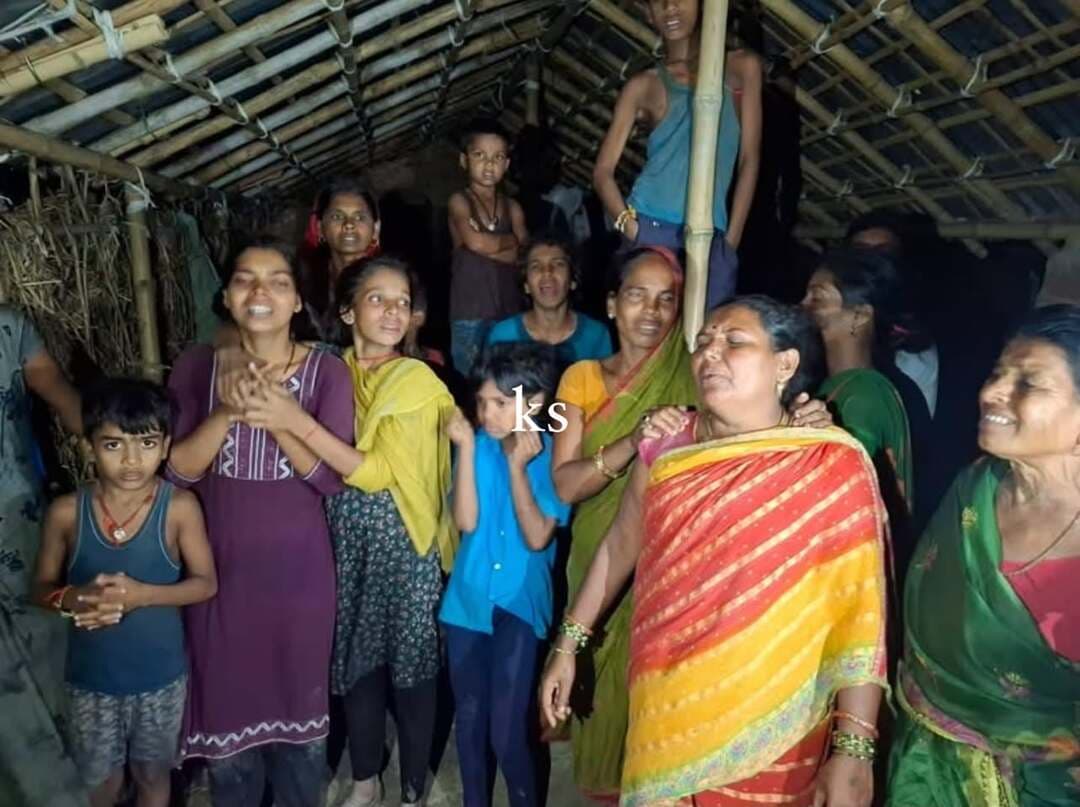 सहरसा में बड़ा हादसा: तिलावे नदी में नाव पलटी, महिला की मौत, 12 वर्षीय किशोरी लापता
सिमरी बख्तियारपुर थाना क्षेत्र के तरियामा पंचायत अंतर्गत तुर्की गांव स्थित नढ़या घाट पर मंगलवार की शाम दर्दनाक हादसा हो गया। तेज बारिश और हवा के बीच तिलावे नदी में ग्रामीणों से भरी एक नाव पलट गई। हादसे के समय नाव पर करीब 15 लोग सवार थे।
नाव पलटने के बाद ग्रामीणों में अफरा-तफरी मच गई। हादसे में 35 वर्षीय रूपम कुमारी की डूबने से मौत हो गई, जबकि 12 वर्षीय किशोरी नेहा कुमारी नदी में लापता हो गई। नाव पर सवार अन्य लोगों को ग्रामीणों की मदद से सुरक्षित बाहर निकाल लिया गया।
घटना की सूचना मिलते ही स्थानीय प्रशासन और पुलिस की टीम मौके पर पहुंची। लापता किशोरी की तलाश के लिए खोज एवं बचाव अभियान चलाया जा रहा है। इस दर्दनाक हादसे के बाद मृतका के परिवार में कोहराम मचा हुआ है और गांव में मातम पसरा है। घटना का कारण तेज बारिश और हवा को बताया जा रहा है।