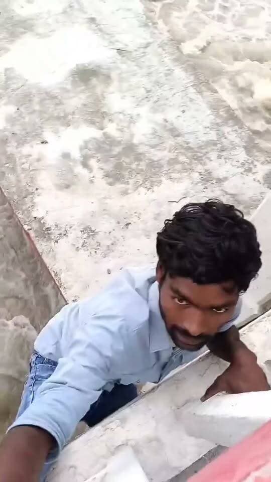 कोशी बैरेज के पिलर पर चढ़े एक युवक को जब समझाने का कोशिस किया तो उलटा ही बकैती छांटने लगा..थोड़ी सी लापरवाही के कारण इस युवक की जान जा सकती थी। इससे पूर्व कुछ दिन पहले रील बनाने के चक्कर मे पिलर से गिरकर युवक की मौत हो गयी थी।
👉युवक बोला मै निषाद हूं पुलिस भी पहले हमे ढूंढती है। मैं पानी में कूद कर निकल जाऊंगा, कुछ नहीं होगा मुझे। पूरा वीडियो को सुने युवक क्या बोल रहा है। और इस वीडियो को शेयर कर स्थानीय प्रशासन तक पहुचा दें।