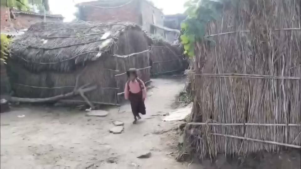 बिहार के जमुई जिले के खैरा प्रखंड (फतेहपुर गांव) की 10 वर्षीय मासूम बच्ची सीमा का एक वीडियो सोशल मीडिया पर काफी वायरल हुआ था.
2 साल पहले एक हादसे में अपना एक पैर गंवा देने के बावजूद, सीमा का हौसला कम नहीं हुआ और वह पढ़ाई करने के लिए हर दिन 1 किलोमीटर तक एक पैर पर कूदकर (हॉप करके) स्कूल जाती थी.