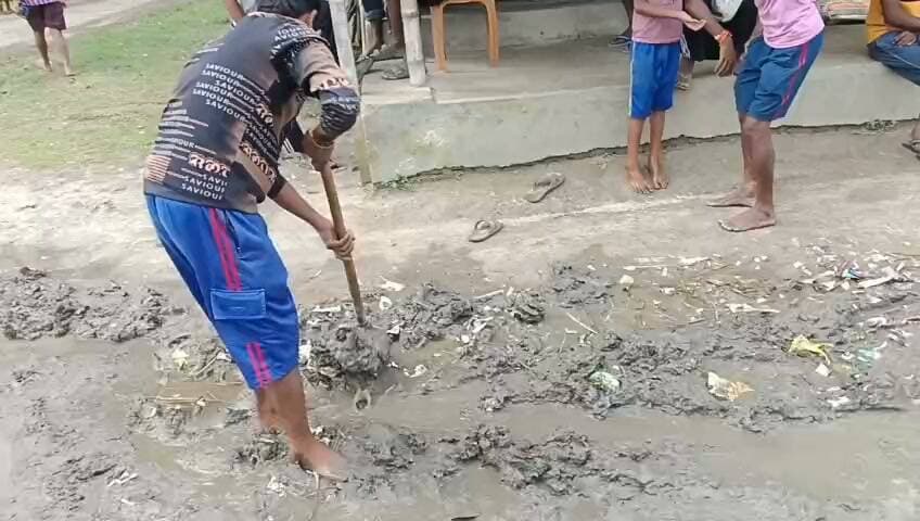 विकास की कहानी लिख रहा सिस्टम, सड़क पर बेहाल जनता
किशनगंज जिले के टेढ़ागाछ प्रखंड अंतर्गत डाकपोखर पंचायत के कालापहाड़ गांव के वार्ड संख्या 05 में मुख्य सड़क की हालत बदहाल है। सड़क पर जगह-जगह गड्ढे और जलजमाव से राहगीरों को आवागमन में भारी परेशानी हो रही है। ग्रामीणों का कहना है कि विकास के दावे कागजों तक सीमित हैं, जबकि जमीनी हकीकत कुछ और ही है। सड़क की बदहाली ने विभागीय व्यवस्था पर सवाल खड़े कर दिए हैं। ग्रामीणों ने जल्द सड़क मरम्मत की मांग की है।