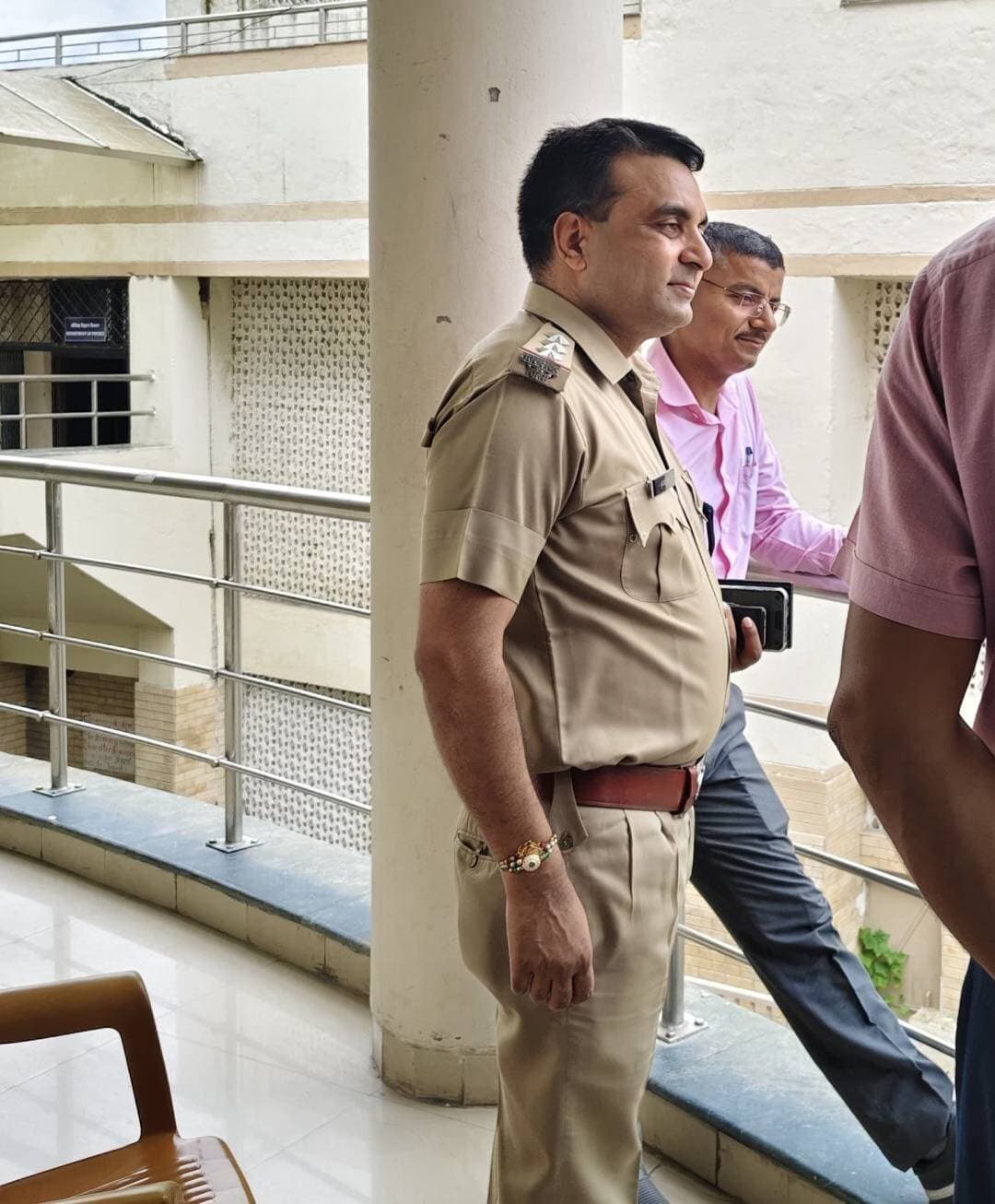 छात्र संघ चुनाव के लिए बिड़ला परिसर पहुँची पुलिस। कोतवाल कुलदीप की सख्त चेतावनी। कानून तोड़ा तो होगी जेल।
छात्रसंघ चुनाव को लेकर पुलिस सख्त, नियम तोड़ने वालों पर होगी कड़ी कार्रवाई
श्रीनगर। छात्रसंघ चुनाव को लेकर पुलिस ने सख्त रुख अपना लिया है। कोतवाली श्रीनगर के प्रभारी निरीक्षक कुलदीप सिंह ने छात्र नेताओं को स्पष्ट चेतावनी दी है कि चुनाव के दौरान किसी भी तरह का हुड़दंग, मारपीट या कानून-व्यवस्था बिगाड़ने की कोशिश बर्दाश्त नहीं की जाएगी।
उन्होंने दो टूक कहा कि चुनाव लोकतांत्रिक प्रक्रिया है और सभी प्रत्याशियों एवं समर्थकों को निर्धारित नियमों के तहत ही प्रचार करना होगा। यदि किसी ने कानून हाथ में लेने या सार्वजनिक व्यवस्था बिगाड़ने का प्रयास किया तो पुलिस सख्त कार्रवाई करेगी और जरूरत पड़ने पर ऐसे लोगों को जेल भेजा जाएगा।
कोतवाल ने छात्र नेताओं से शांतिपूर्ण एवं निष्पक्ष चुनाव में सहयोग करने की अपील करते हुए कहा कि पुलिस की नजर चुनावी गतिविधियों पर रहेगी। नियमों का उल्लंघन करने वालों के खिलाफ बिना किसी दबाव के कार्रवाई की जाएगी।