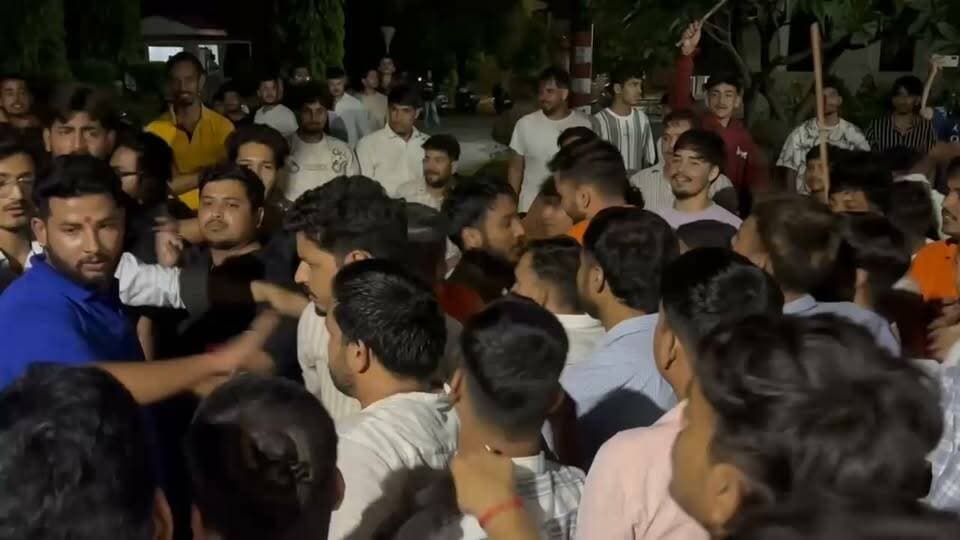श्रीनगर में छात्र संघ चुनाव से पहले दो छात्र गुट आमने सामने। चौरास परिसर की घटना। हाथों में दिखे लाठी डंडे।