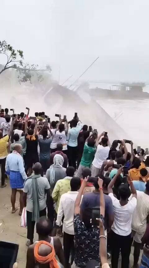 बिहार के भागलपुर जिले के राघोपुर में गंगा नदी के भीषण कटाव के कारण 100 साल पुराना चैती दुर्गा मंदिर गंगा नदी की तेज धार में समा गया।
#राघोपुर