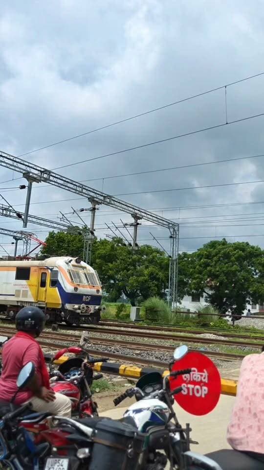 इंदारा मऊ रेलवे फाटक