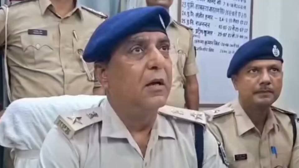 बाढ़ में 4 मौतों का रहस्य अब खुल चुका है। पता चला है कि गांव के ही एक युवक ने इन सभी को जहर मिला हुआ शराब पिलाया था। उसने अपने बहन के प्रेमी और उसके दोस्तों को जहर मिली शराब देकर मौत के घाट उतार दिया।