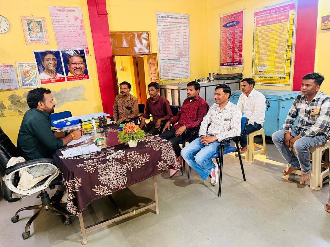 डिप्टी कलेक्टर पंकज परमार द्वारा राजा शंकर शाह रघुनाथ शाह सीनियर बालक छात्रावास अमझेरा में निरीक्षण किया गया एवं छात्रों से वार्तालाप कर उनको मिलने वाली मूलभूत सुविधाओं के बारे में जानकारी प्राप्त की। साथ ही समस्याओं को सुन उनके अभिभावकों से चर्चा की गई।
Jansampark Madhya Pradesh