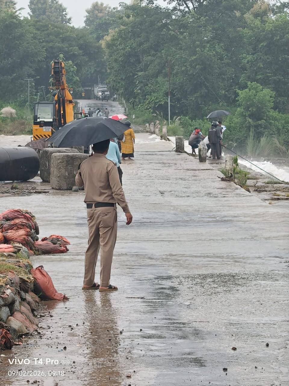 पूर्णागिरि मार्ग टनकपुर किरोड़ा नाला बसानी गोठ/ थ्वालखेड़ा नाला जल प्रवाह सामान्य है यातायात सुचारू रूप से चल रहा है
