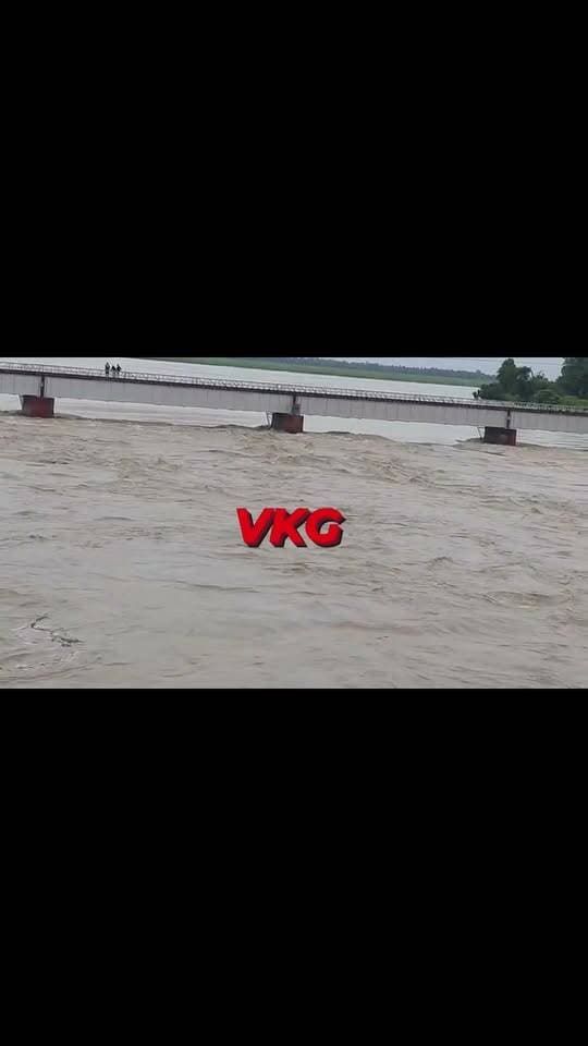 लखीमपुर खीरी जिले में शारदा नदी खतरे के निशान से 35 सेमी ऊपर,शारदा नदी का जलस्तर लगातार बढ़ रहा है। आज पलियाकलां जलस्तर 154.94 मीटर दर्ज किया गया, जो खतरा स्तर (154.59 मीटर) से 35 सेंटीमीटर ऊपर है।