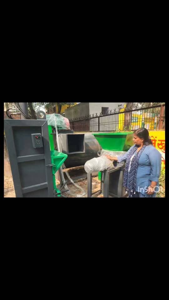 ग्राम पंचायत छाजपूर खुर्द में अब प्लास्टिक वेस्ट मैनेजमेंट युनिट के माध्यम से पर्यावरण संरक्षण की ओर एक मजबूत कदम शुरू ।
प्लास्टिक अपशिष्ट प्रबंधन युनिट में बोतले, पन्नियों से रिसाईकिल किया जाएगा।
पंचायत में तीन मशीने स्वच्छ भारत मिशन की ओर से भेजी गर्ई।
गांव से वेस्ट प्लास्टिक बोतले, पन्नियों से रिसाईकिल किया जाएगा। ़ सनौली ब्लॉक के ग्राम पंचायत छाजपूर खुर्द में अब जल्द ही प्लास्टिक वेस्ट मैनेजमेंट युनिट के माध्यम से पर्यावरण संरक्षण की ओर एक मजबूत कदम शुरू होने वाला हैं। इसके लिए पंचायत में तीन मशीने स्वच्छ भारत मिशन की ओर से भेजी गई हैं। गांव में स्वच्छ व पोलोथीन मुक्त बनाया जाएगा और प्लास्टिक अपशिष्ट प्रबंधन युनिट में बोतले, पन्नियों से रिसाईकिल किया जाएगा। महिला सरपंच शकुंतला ने बताया कि सरकार व विभाग की ओर से तीन मशीने ग्राम पंचायत में भेजी गई हैं। जिसमे प्लास्टिक वैस्ट को मशीनो से रिसाईकिल करने की प्रक्रिया शुरू की जाएगी। स्वच्छ भारत मिशन (ग्रामीण) के तहत अब ग्राम पंचायत प्लास्टिक वेस्ट (कचरे) को रीसायकल करके उससे गांव में विकास कार्य और आमदनी के जरिए तैयार करेगी। प्लास्टिक वेस्ट मैनेजमेंट के मुखय कार्य कचरा संग्रहण किया जाएगा। इसमें पंचायत द्वारा घर-घर से प्लास्टिक और अन्य कचरा इक_ा करने के लिए स्वच्छता कर्मियों या वाहनों की मदद ली जाएगी। रीसायकल के लिए इक_ा किए गए प्लास्टिक कचरे को प्लास्टिक वेस्ट मैनेजमेंट यूनिट में एकत्रित किया जाएगा। जाहां उसे प्रोसेस (श्रेड) किया जाएगा। उन्होंने बताया कि कच्चे माले को एकत्रित करके पंचायत विभाग के सहयोग से बेचा जाएगा। जिसमें सडक़ निर्माण और ईंटें आदि कई जगहों पर श्रेड किए गए प्लास्टिक कचरे और क्यूब्स का उपयोग सडक़ निर्माण में किया जाता है, या उससे इंटरलॉकिंग ईंटें बनाई जाने में प्रयोग की जाती हैं। इससे पंचायात की आमदनी होगी । रीसायकल प्लास्टिक को बेचकर या कचरा प्रबंधन इकाइयों के जरिए पंचायतें आर्थिक रूप से आत्मनिर्भर बनेगी। और इससे आमदनी होने पर पंचायत गांव की साफ-सफाई पर खर्च करेगी। पूर गांव के लोगों में भी खुशी का माहौल है कि प्लास्टिक पन्नियों, बोतलो से गलियों में पडी रहने से गंदे पानी निकासी समस्या से छुटकारा मिलेगा।