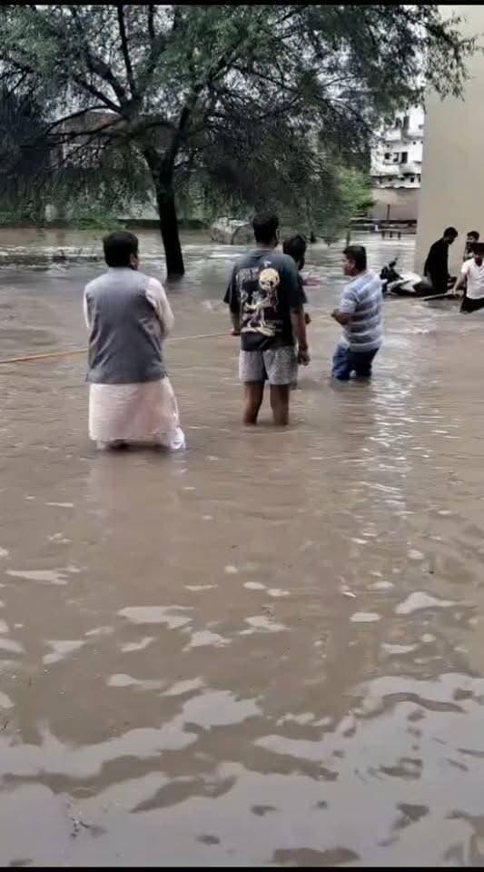 Satnanews. भाजपा कार्यालय के पास नाला में बह युवकों का रेस्क्यू ऑपरेशन किया गया