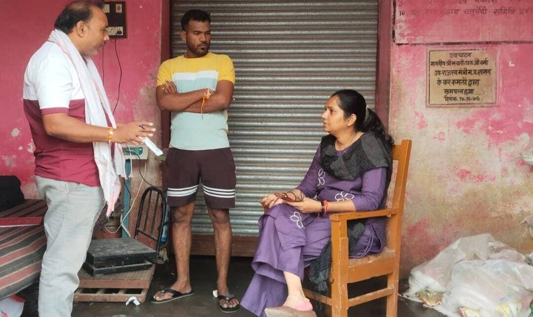 कलेक्टर श्रीमती जमुना भिड़े के निर्देशन में एएसओ सपना सेन ने पीतांबरा, पृथ्वीपुर और मकारा राजापुर की राशन दुकानों का किया औचक निरीक्षण
4 अगस्त तक दो माह का खाद्यान्न बांटने के सख्त निर्देश
--
जिला प्रशासन द्वारा सार्वजनिक वितरण प्रणाली (PDS) में पारदर्शिता लाने और हितग्राहियों को समय पर राशन उपलब्ध कराने के उद्देश्य से लगातार कड़े कदम उठाए जा रहे हैं।
कलेक्टर श्रीमती जमुना भिड़े के प्राप्त निर्देशों के परिपालन में आज सहायक आपूर्ति अधिकारी (ASO) सपना सेन द्वारा क्षेत्र की विभिन्न प्राथमिक साख सहकारी समितियों एवं राशन दुकानों का गहन औचक निरीक्षण किया गया।
निरीक्षण के दौरान एएसओ सपना सेन ने पीतांबरा नागरिक सहकारी समिति पृथ्वीपुर, महिला प्राथमिक उपभोक्ता भंडार पृथ्वीपुर तथा प्राथमिक कृषि साख सहकारी समिति मकारा राजापुर की व्यवस्थाओं और खाद्यान्न स्टॉक का बारीकी से जायजा लिया। जांच के दौरान दुकानों में खाद्यान्न की उपलब्धता, वितरण रजिस्टर और मशीन संचालन की स्थिति की समीक्षा की गई।
निरीक्षण के उपरांत एएसओ ने संबंधित दुकान संचालकों को कड़े निर्देश जारी करते हुए कहा कि आगामी 4 अगस्त तक प्रत्येक स्थिति में अगस्त एवं सितंबर माह का राशन समस्त पात्र हितग्राहियों को वितरित करना सुनिश्चित करें। राशन वितरण में किसी भी प्रकार की लापरवाही या विलंब बर्दाश्त नहीं किया जाएगा। इसके अतिरिक्त, सीएम हेल्पलाइन पर दर्ज दुकानों से संबंधित सभी लंबित शिकायतों का प्राथमिकता के आधार पर त्वरित निराकरण करने तथा राशन दुकानों पर बेहतर साफ-सफाई व स्वच्छता बनाए रखने के निर्देश दिए गए।
पारदर्शिता को बढ़ावा देने के लिए एएसओ सपना सेन ने सभी उपभोक्ताओं की Re-KYC की प्रक्रिया को तेजी से पूरा करने के निर्देश दिए। साथ ही, उन्होंने दुकान निगरानी समितियों की बैठकों की जानकारी लेते हुए स्पष्ट किया कि जिन स्थानों पर निगरानी समितियां गठित नहीं हैं, वहां तत्काल उनका गठन कर नियमित बैठकें आयोजित की जाएं, ताकि वितरण प्रणाली पर पैनी नजर रखी जा सके और हर पात्र व्यक्ति को उसका हक समय पर मिल सके।
CM Madhya Pradesh Department of Food, Civil Supplies & Protection - Madhya Pradesh Jansampark Madhya Pradesh #JansamparkMP #niwari