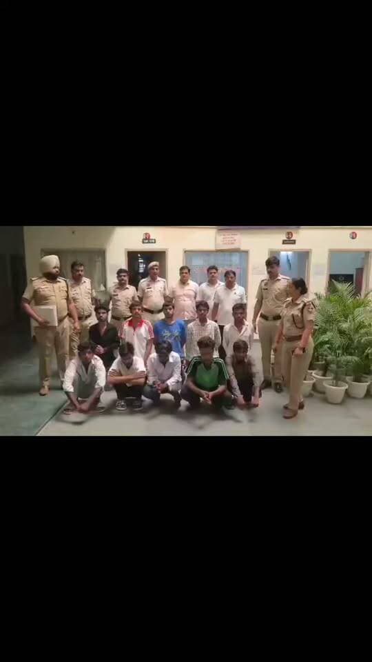 बच्चों के विवाद में हुई मारपीट की रंजिश रखते हुए 35 वर्षीय व्यक्ति की मारपीट करके हत्या करने के मामले में 10 आरोपी गिरफ्तार।
गुरुग्राम, गौरव गर्ग, 1 सितंबर । 31 अगस्त को पुलिस थाना सैक्टर-40, गुरुग्राम की पुलिस टीम को एक सूचना सैक्टर-45, गुरुग्राम में लड़ाई-झगड़ा होने के संबंध में प्राप्त हुई। सूचना पाकर पुलिस टीम घटनास्थल पर पहुंची, जहाँ पर ज्ञात हुआ कि मारपीट में घायल व्यक्ति को अस्पताल लेकर गए है। पुलिस टीम द्वारा सीन ऑफ क्राइम, फिंगरप्रिंट टीमों से घटनास्थल का निरीक्षण करवाया गया। इसी दौरान पुलिस टीम को सूचना प्राप्त हुई कि मरपीट में घायल हुए व्यक्ति की मृत्यु हो गई है। पुलिस टीम द्वारा आगामी कार्यवाही करते हुए मृतक के शव को पोस्टमार्टम के लिए मोर्चरी में रखवाया।
मृतक की पत्नी ने पुलिस टीम को एक लिखित शिकायत के माध्यम से बतलाया कि 30 अगस्त को राहुल, आकाश नामक व्यक्ति सैक्टर-45, गुरुग्राम मार्केट के पास इनकी झुग्गी में आये और बच्चों के झगड़े को लेकर इनके साथ बहस करने लगे। इसी दौरान इनकी हाथापाई हो गई जिसमें आकाश व सुनील को चोट लगी। इसके बाद 31 अगस्त को राहुल व उसके साथियों ने लाठी, डंडे, चाकू व अन्य हथियारों से लैस होकर इसके पति बाबूलाल (उम्र-35 वर्ष) निवासी गांव हिनौता जिला दमोह, मध्य-प्रदेश को झुग्गी से बाहर खींचकर उसके साथ मारपीट की, मारपीट में लगी चोटों के कारण अस्पताल ले जाते समय इसके पति की मृत्यु हो गई। प्राप्त शिकायत पर थाना सैक्टर-40, गुरुग्राम में संबंधित धाराओं के तहत अभियोग अंकित किया गया।
पुलिस थाना सैक्टर-40, गुरुग्राम की पुलिस टीम ने कार्यवाही करते हुए उपरोक्त अभियोग में 10 आरोपियों को 1 सितंबर को गुरुग्राम से गिरफ्तार किया। आरोपियों की पहचान नारायण निवासी गांव हटा, जिला दमोह, मध्य-प्रदेश, प्रमोद निवासी सुरेखा कॉलोनी, जिला दमोह, मध्य-प्रदेश, रफीफुल आलम उर्फ मुन्ना निवासी गांव धुमसरगाछी, जिला उत्तर दिनाजपुर, पश्चिम बंगाल, रणेश निवासी गांव सोजना, जिला दमोह, मध्य-प्रदेश,राहुल निवासी गांव बटियागढ़, जिला दमोह, मध्य-प्रदेश,अनिल निवासी गांव सोजना, जिला दमोह, मध्य-प्रदेश, बिजू निवासी गांव इमलिया रावल, जिला दमोह, मध्य-प्रदेश, बालकिशन निवासी गांव हटा, जिला दमोह, मध्य-प्रदेश, राजाराम निवासी गांव पपरिया साई, जिला दमोह, मध्य-प्रदेश तथा रकीबुल उर्फ राकेश निवासी गांव मुर्शिदाबाद, जिला मुर्शिदाबाद, पश्चिम-बंगाल के रूप में हुई। सभी आरोपी वर्तमान में गांव समसपुर व कन्हई, गुरुग्राम में झुग्गियों पर रहते हैं।
पुलिस पूछताछ में ज्ञात हुआ कि 30 अगस्त को शिकायतकर्ता के बच्चे के साथ आरोपी पक्ष ने गाली-गलौज की थी, जिसके बाद शिकायतकर्ता पक्ष ने आरोपी पक्ष के साथ मारपीट की थी। इसी मारपीट की रंजिश के चलते आरोपियों ने 31 अगस्त को उपरोक्त अभियोग की वारदात को अंजाम दिया था। सभी आरोपी गुरुग्राम में मेहनत मजदूरी का काम करते हैं।
आगामी पूछताछ व बरामदगी के लिए आरोपियों को माननीय न्यायालय में पेश करके पुलिस हिरासत रिमांड पर लिया जाएगा। अभियोग का अनुसंधान जारी है।