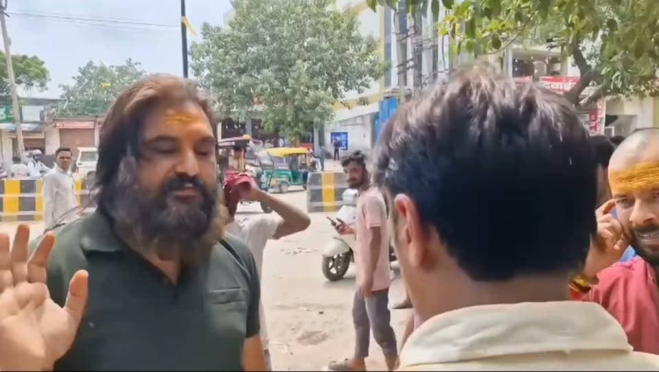 गुरुग्राम की जनता का आरोप ? डीटीपी अधिकारी करते हैं भाजपा द्वारा दी गई लिस्ट पर कारवाई?
अभी तक डीटीपी अधिकारी ने कितने भाजपा नेता और कार्यकर्ताओं के कार्यालय स्कूल और घर के बाहर से हटाया अतिक्रमण?
क्या विपक्ष और गरीबी को नुक्सान पहुंचा रहे हैं डीटीपी अधिकारी?
आपको क्या लगता है गुरुग्राम डीटीपी अधिकारी आर एस भाट ने इस युवक के घर के बाहर जो कारवाई की वो ठीक है ।
सैक्टर चार और पांच में प्राईवेट स्कूलों ने ग्रीन बैल्ट पर व्हीकल पार्किंग बनाकर और पर्सनल गेट लगाकर ग्रीन बैल्ट पर कब्जे कर रखे हैं। उनकी डीटीपी अधिकारी का कार्रवाई ना करने का क्या कारण है ?
#RSBHATH #OLDgurugram #restaurante #work #indian