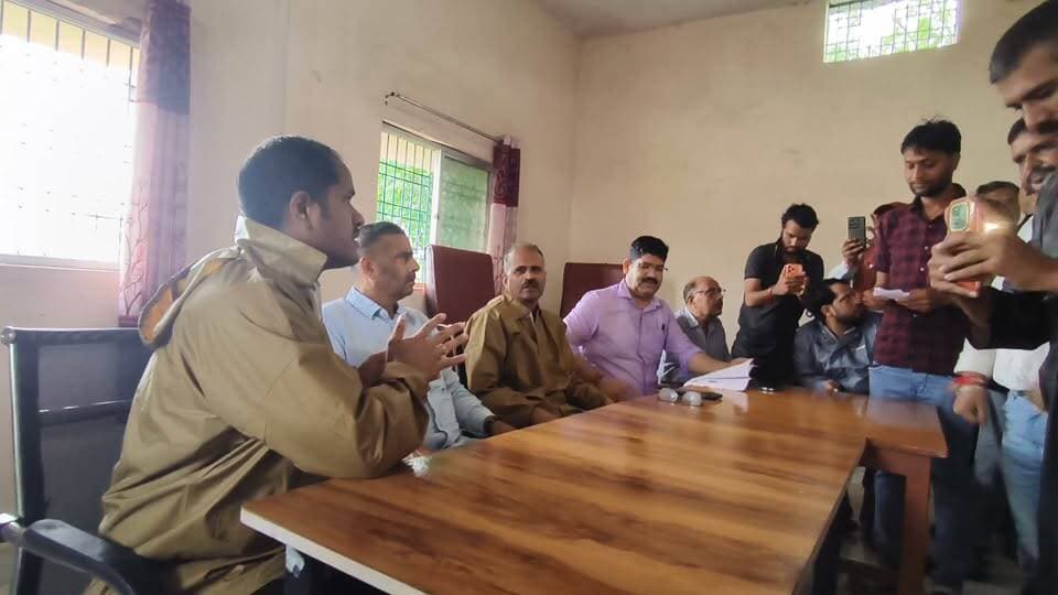 बाढ़ प्रभावित डोडामाफी गांव पहुंचे डीएम, एसपी और विधायक, #live