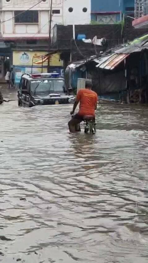 #चित्रकूट
भीषण बारिश के चलते मानिकपुर टाउन एरिया क्षेत्र का हाल
तालाब में तब्दील है सड़कें
आम जनजीवन पूरी तरह ठप्प