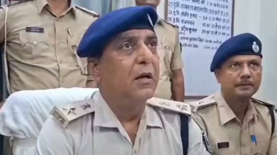 बाढ़ में 4 मौतों का रहस्य अब खुल चुका है। पता चला है कि गांव के ही एक युवक ने इन सभी को जहर मिला हुआ शराब पिलाया था। उसने अपने बहन के प्रेमी और उसके दोस्तों को जहर मिली शराब देकर मौत के घाट उतार दिया।