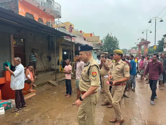 चित्रकूट मे आयी बाढ़ का निरिक्षण करने पहुंचे ADG जोन प्रयागराज और कमिश्नर DIG