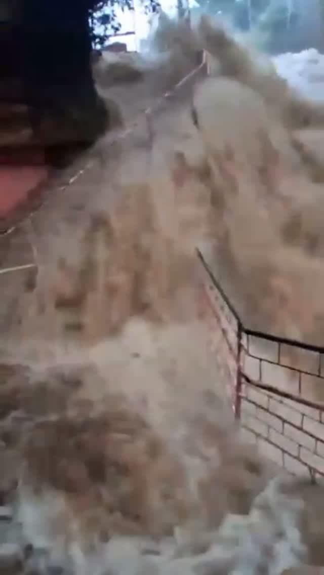 धारकुंडी में झरने ने लिया रौद्र रूप, तपस्थली आश्रम में उमड़ा पानी
सतना। लगातार बारिश के बीच विंध्याचल की पहाड़ियों से उतरने वाली प्राकृतिक जलधाराएं उफान पर हैं। धारकुंडी स्थित परमहंस आश्रम में पिछले एक सप्ताह में तीसरी बार झरने ने रौद्र रूप दिखाया। पहाड़ियों की दो पर्वत-संधियों से प्रस्फुटित होकर बहने वाली निर्मल जलधारा यहां प्राकृतिक जलकुंड का निर्माण करती है। तेज बारिश के बाद यही जलधारा उफान पर आई और आश्रम परिसर पानी से लबालब हो गया।
धारकुंडी केवल प्राकृतिक सौंदर्य के लिए ही नहीं, बल्कि अध्यात्म और कठिन साधना की तपस्थली के रूप में भी विशेष महत्व रखता है। आश्रम के संस्थापक ब्रह्मलीन स्वामी परमहंस सच्चिदानंद जी महाराज (धारकुंडी महाराज) ने यहां लंबे समय तक साधना की। यह स्थान अलौकिक आध्यात्मिक ऊर्जा के केंद्र के रूप में श्रद्धालुओं के बीच विशेष आस्था रखता है। फरवरी 2026 में 102 वर्ष की आयु में महाराज जी के ब्रह्मलीन होने के बाद उनकी �