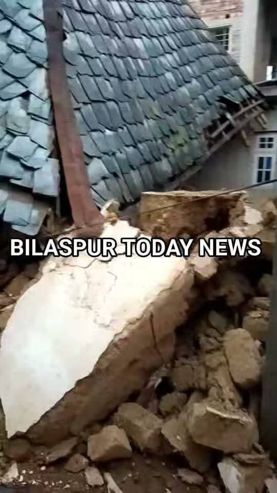 घुमारवीं नगर परिषद के वार्ड नंबर तीन सुरेश कुमार का मकान भारी बारिश से गिरा