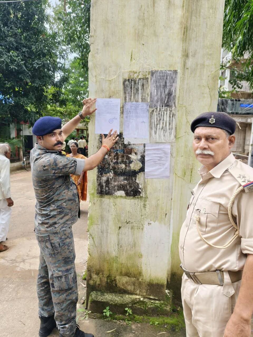 वाराणसी, उत्तर प्रदेश के आरोपी आदित्य बनर्जी के खिलाफ लोहरदगा पुलिस ने चस्पा किया इश्तेहार