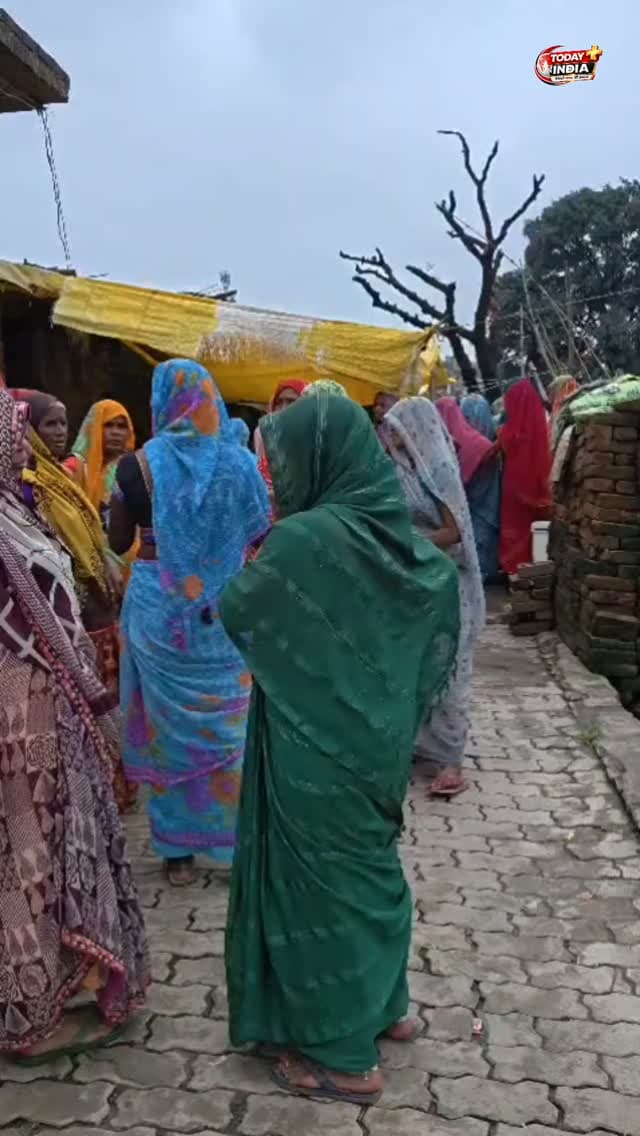 पटाखा फैक्ट्री धमाके में घायल राजेश की इलाज के दौरान मौत 💔
कौशांबी। महमूदपुर मनौरी में पटाखा फैक्ट्री में हुए भीषण विस्फोट में घायल राजेश कुमार पुत्र अदालती प्रसाद की इलाज के दौरान मौत हो गई। राजेश का शव घर पहुंचते ही परिवार में चीख-पुकार मच गई।
पत्नी माला देवी भी हादसे में घायल हैं और उनका इलाज चल रहा है। पति की मौत की खबर सुनकर माला देवी का रो-रोकर बुरा हाल है।
राजेश दिहाड़ी मजदूरी कर पत्नी और दो बच्चों रवीना कुमारी व रवि कुमार का भरण-पोषण करते थे। उनकी मौत के बाद परिवार के सामने रोजी-रोटी का बड़ा संकट खड़ा हो गया है।
💔 कमाने वाले के जाने से परिवार पर टूटा दुखों का पहाड़।
गांव में भी मातम पसरा है। आसपास के लोग पीड़ित परिवार के घर पहुंचकर स्वजन को ढांढस बंधा रहे हैं।
#Kaushambi #KaushambiNews #PatakhaFactory #Blast #Mahmoodpur Manouri Pipri RajeshKumar BreakingNews UPNews हादसा कौशांबी पटाखाफैक्ट्री विस्फोट दुःखद