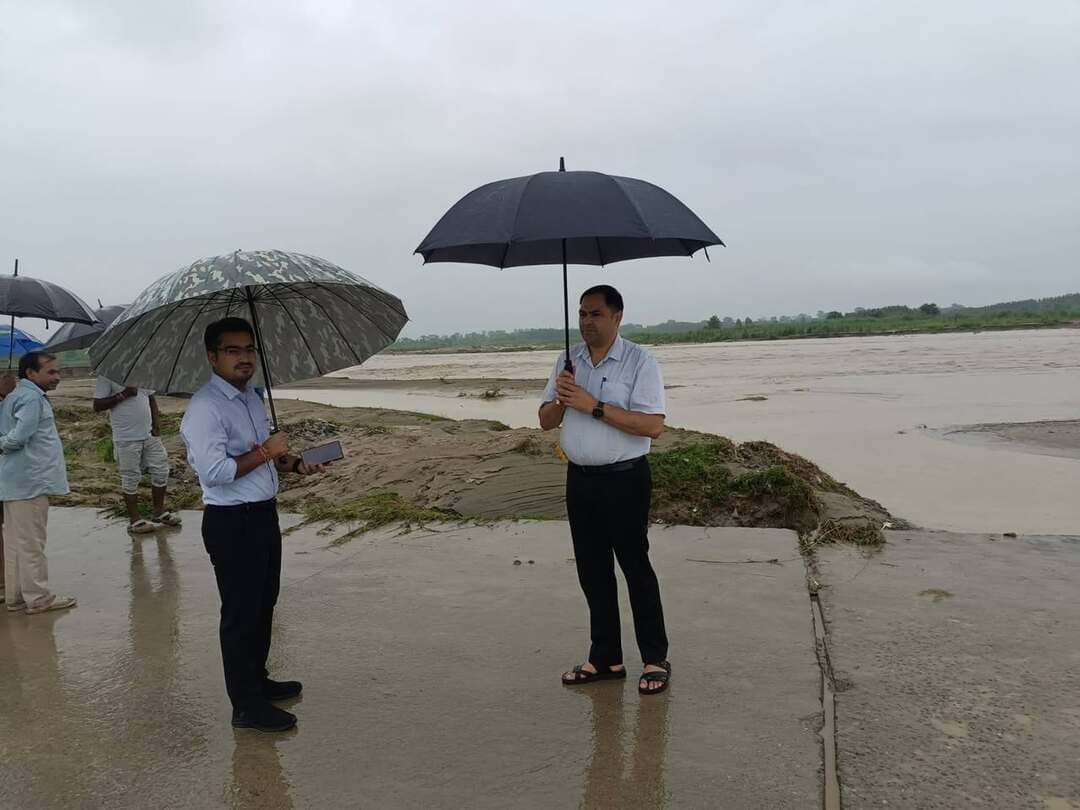 *किच्छा
तहसील किच्छा क्षेत्र अंतर्गत लगातार हो रही वर्षा के दृष्टिगत गोला नदी के आसपास के क्षेत्र में उपजिलाधिकारी किच्छा गौरव पांडे द्वारा निरीक्षण किया गया तथा आसपास के लोगों से गोला नदी के किनारे से दूर रहने की अपील गई है। उन्होंने बताया कि नदी का जलस्तर सामान्य है और वर्तमान में तहसील किच्छा क्षेत्र अंतर्गत सभी स्थानों में भी स्थिति सामान्य है।*