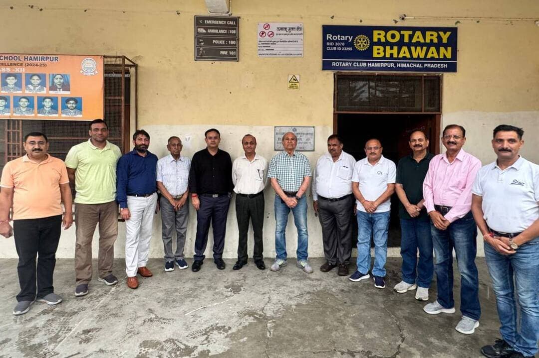 *हमीरपुर में खुलेगा रोटरी आई विज़न सेंटर, मारंडा अस्पताल की टीम ने किया भवन का निरीक्षण*
Newg खबर
रोटरी क्लब हमीरपुर द्वारा क्षेत्र के लोगों को बेहतर स्वास्थ्य सुविधाएं उपलब्ध कराने के उद्देश्य से सालासी स्थित रोटरी भवन में एक 'रोटरी आई विज़न सेंटर' शुरू करने की योजना बनाई गई है। इस पहल को जल्द से जल्द साकार करने के लिए रोटरी आई हॉस्पिटल मारंडा (पालमपुर) और रोटरी आई फाउंडेशन मारंडा की एक विशेष टीम ने सालासी स्थित प्रस्तावित भवन का दौरा किया और स्थल का निरीक्षण किया।
इस विशेषज्ञ टीम में रोटरी आई फाउंडेशन के निदेशक डॉ. सुधीर मल्होत्रा, फाउंडेशन के अध्यक्ष के. जी. बुटेल, वित्त सचिव कपिल सूद तथा महाप्रबंधक राघव शर्मा शामिल थे। टीम ने भवन का गहन मुआयना किया और विज़न सेंटर को शीघ्र अति शीघ्र शुरू करने के लिए आवश्यक बुनियादी ढांचे व तकनीकी सुविधाओं से संबंधित रचनात्मक सुझाव दिए। इस सेंटर के खुलने से हमीरपुर और आसपास के ग्रामीण इलाकों के निवासियों को आंखों की जांच और इलाज की आधुनिक सुविधा अपने घर के पास ही मिल सकेगी।
इस अवसर पर रोटरी क्लब हमीरपुर के सचिव रोटेरियन अमरजीत अत्री, रोटेरियन राजीव शर्मा, रोटेरियन रवि शर्मा, कर्नल एम. एम. शर्मा, रोटेरियन एस. के. धीमान, ज्वाला राणा, सीए राजेश ठाकुर, विजय सोनी, अरुण कपिल और अजैब सिंह बन्याल विशेष रूप से उपस्थित रहे। सभी सदस्यों ने क्षेत्रवासियों की सेवा के लिए इस परियोजना को जल्द से जल्द पूरा करने की प्रतिबद्धता जताई।
रो. प्रदीप कुमार
प्रधान, रोटरी क्लब हमीरपुर रो. अमरजीत अत्री
सचिव, रोटरी क्लब हमीरपुर
