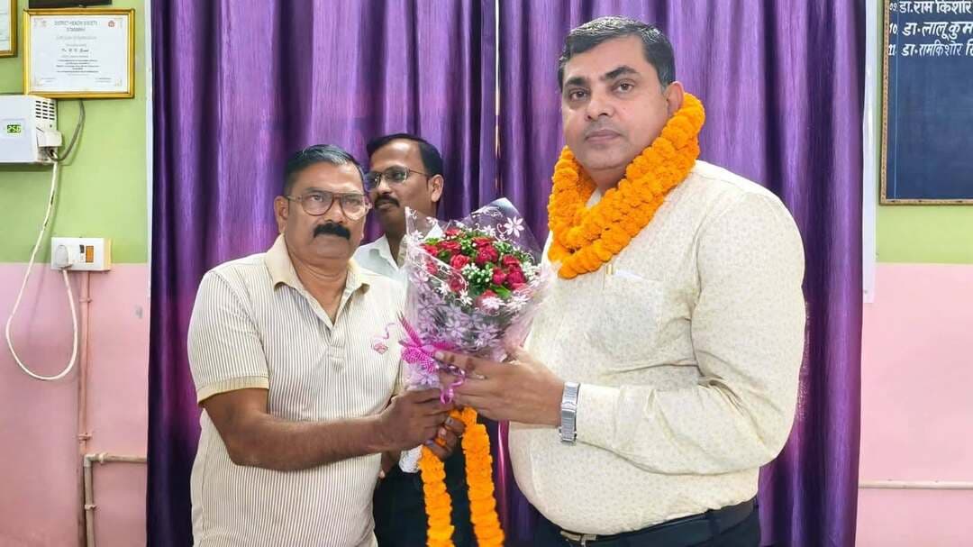 सुरसंड सीएचसी में पुनः प्रभारी बने आरके सिंह, स्वागत का सिलसिला जारी
सुरसंड। सामुदायिक स्वास्थ्य केंद्र (सीएचसी) सुरसंड में प्रभारी चिकित्सा पदाधिकारी के पद पर पुनः आरके सिंह के पदभार ग्रहण करने के बाद उनके स्वागत का सिलसिला जारी है। पदभार ग्रहण करने के बाद स्वास्थ्यकर्मियों एवं अन्य लोगों ने उनसे मुलाकात कर पुष्पगुच्छ भेंट करते हुए स्वागत एवं शुभकामनाएं दीं। इस दौरान अस्पताल की व्यवस्थाओं को बेहतर बनाने और मरीजों को बेहतर स्वास्थ्य सुविधा उपलब्ध कराने को लेकर भी चर्चा हुई।