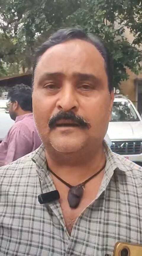 वारिस होने के बावजूद नाम गायब! छतरपुर कलेक्टर से न्याय की गुहार
छतरपुर में जमीन के वारिसाना नामांतरण को लेकर विवाद सामने आया है। आवेदनकर्ता ने आरोप लगाया कि पिता की मृत्यु के बाद वारिस होने के बावजूद उसका नाम रिकॉर्ड में शामिल नहीं किया गया। अब मामले की शिकायत कलेक्टर से कर कार्रवाई की मांग की गई है।
#ChhatarpurNews #LandDispute #CollectorChhatarpur #BreakingNews #MPNews #BundeliBhaukaalNews #ViralNews