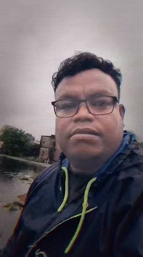 छतरपुर के गांव में मगरमच्छ की एंट्री! तालाब में पहुंचा शिकारी, ग्रामीणों में दहशत
छतरपुर ब्रेकिंग
छतरपुर के धमना गांव में मगरमच्छ दिखाई देने से हड़कंप मच गया। केन नदी का जलस्तर बढ़ने के बाद मगरमच्छ रिहायशी इलाके तक पहुंचने की बात सामने आई है।
गांव के बीच स्थित तालाब में मगरमच्छ की मौजूदगी से ग्रामीणों और पशुधन की सुरक्षा को लेकर चिंता बढ़ गई है। ग्रामीणों ने वन विभाग और प्रशासन से जल्द सुरक्षित रेस्क्यू की मांग की है।
#Chhatarpur #BreakingNews #Crocodile #Dhamna #KenRiver #PannaTigerReserve #MPNews #BundeliBhaukaalNews #ViralNews