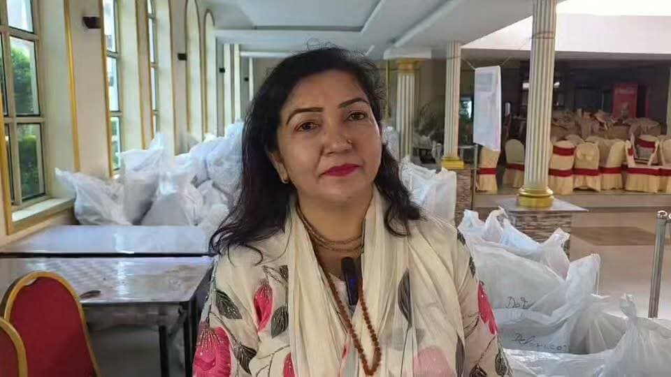 नेपाल में आई त्रासदी के बीच बागेश्वर महाराज ने पीड़ित परिवारों की मदद के लिए बड़ा कदम उठाया है। बागेश्वर धाम जन सेवा समिति के सहयोग से चार ट्रकों में राहत सामग्री नेपाल भेजी गई।
राहत सामग्री में चावल, दाल, तिरपाल, पानी, तेल, बिस्कुट, नमकीन सहित रोजमर्रा की कई जरूरी वस्तुएं शामिल हैं। संकट की इस घड़ी में नेपाल के जरूरतमंद परिवारों तक मदद पहुंचाने की इस पहल की सराहना की जा रही है।
वाइट सारा चंद्र नेपाल
बागेश्वर धाम सरकार
#BageshwarDham #BageshwarMaharaj #Nepal #NepalRelief #Humanity #DhirendraKrishnaShastri #BreakingNews #BundeliBhaukaalNews