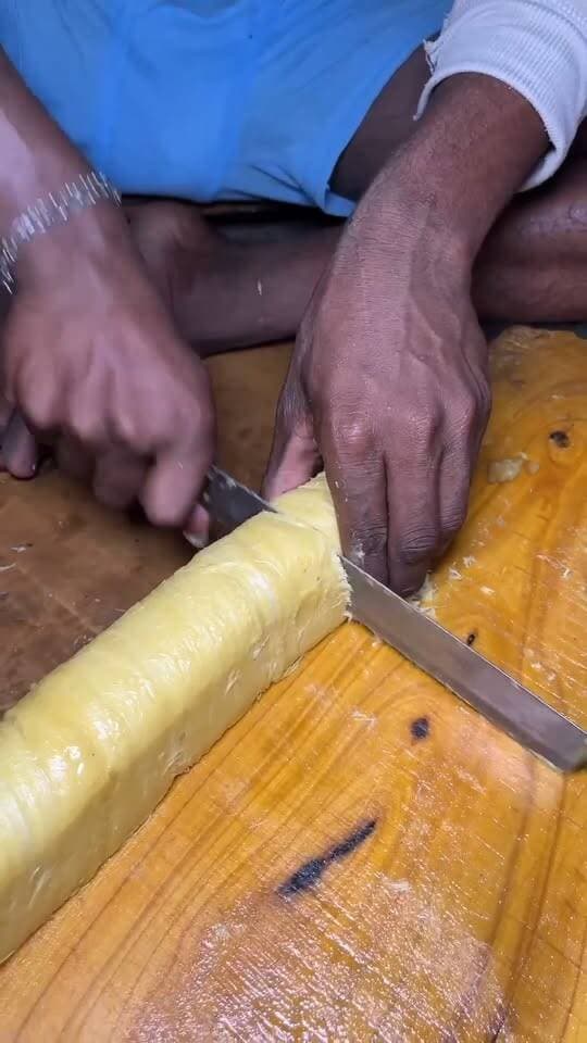 Most Hygienic Desi Ghee Patisa Making in Huge Quantity 😍 | Agra Petha Store, Kanpur
#Patisa #DesiGhee #PatisaMaking #SweetMaking #IndianSweets #DesiSweets #StreetFood #Foodie