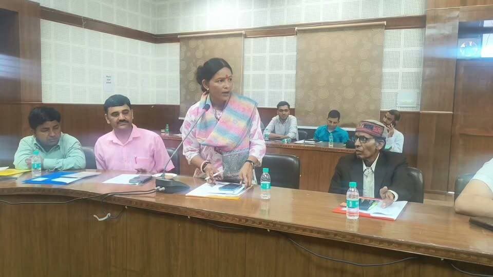 जिला पंचायत बैठक में जिला पंचायत सदस्य पूनम कैंतुरा ने रखी अपने क्षेत्र की समस्या।