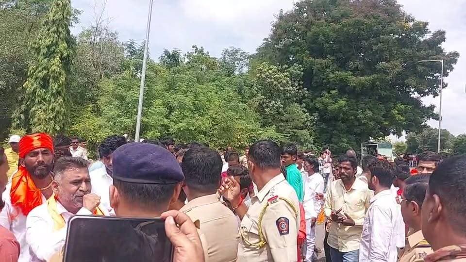 वडीगोद्री रस्ता जाम लाईव्ह मराठा बांधव आक्रमक...
#manojjarangepatil #ManojJarange #antarwalisarati