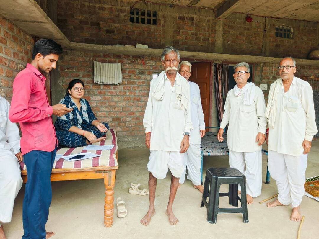• किसानों की फार्मर रजिस्ट्री के लिए जिले में लगाए जा रहे हैं कैम्प
• कलेक्टर ने सभी किसानों की र्फामर रजिस्ट्री के अधिकारियों को दिए निर्देश
कलेक्टर श्री बालागुरू के. के निर्देशानुसार जिले में किसानों की फार्मर रजिस्ट्री तैयार करने के लिए विशेष कैम्प आयोजित किए जा रहे हैं। इन कैम्पों के माध्यम से किसानों को फार्मर रजिस्ट्री से संबंधित आवश्यक जानकारी उपलब्ध कराने के साथ ही पंजीयन की प्रक्रिया पूर्ण कराई जा रही है।
कलेक्टर ने संबंधित अधिकारियों को निर्देश दिए हैं कि जिले के सभी पात्र किसानों की फार्मर रजिस्ट्री कराई जाए, ताकि किसानों को शासन की विभिन्न योजनाओं एवं कृषि संबंधी सुविधाओं का लाभ प्राप्त करने में किसी प्रकार की परेशानी न हो। उन्होंने कैम्पों में अधिक से अधिक किसानों की सहभागिता सुनिश्चित करने तथा पंजीयन के दौरान किसानों की समस्याओं का मौके पर ही निराकरण करने के निर्देश दिए।
फार्मर रजिस्ट्री के लिए इछावर तहसील के ग्राम सिराड़ी, श्यापुर तहसील के ग्राम मुख्तारनगर तथा आष्टा तहसील के ग्राम श्यामपुरा टप्पा में लगाये गये कैम्पों में किसानों के पंजीयन की प्रक्रिया पूरी की जा रही है। प्रशासन ने जिले के किसानों से अपील की है कि वे निर्धारित कैम्प में पहुंचकर अपनी फार्मर रजिस्ट्री अवश्य कराएं और इस प्रक्रिया में सहयोग करें।
#JansamparkMP #CMMadhyaPradesh #MadhyaPradesh #sehore