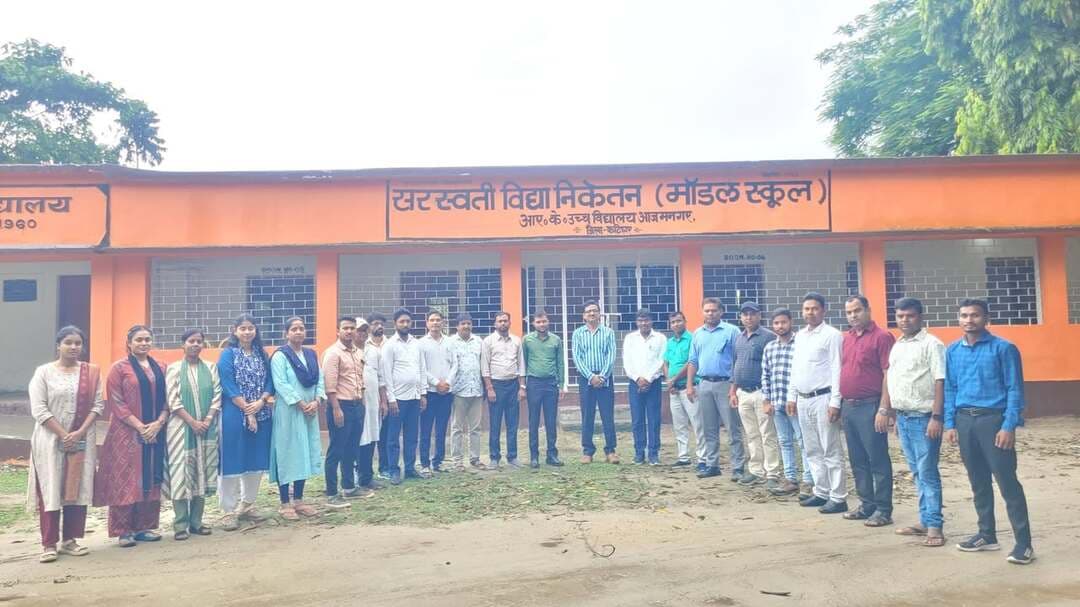 जिलाधिकारी कटिहार आशुतोष द्विवेदी के आदेशानुसार जिला जनसंपर्क, कटिहार द्वारा आर के उच्च विद्यालय आजमनगर प्रखंड-आजमनगर में विद्यार्थियों के बीच शिक्षण सत्र आयोजित किया गया।
इस दौरान कक्षा 9वीं तथा कक्षा 10वीं के विद्यार्थियों को “सामान्य ज्ञान के साथ महत्वपूर्ण योजनाओं की जानकारी दी गई।
शिक्षण के दौरान विद्यार्थियों की विषय के प्रति रुचि, जिज्ञासा एवं सहभागिता विशेष रूप से देखने को मिली। बच्चों के साथ संवादात्मक एवं सरल तरीके से विषय को समझाने का प्रयास किया गया, जिससे उनमें सीखने के प्रति उत्साह और आत्मविश्वास बढ़ा।
इस अवसर पर विद्यालय के कक्षाओं, प्रयोगशाला एवं शौचालय सहित अन्य मूलभूत सुविधाओं का भी निरीक्षण किया गया तथा विद्यालय की शैक्षणिक एवं आधारभूत व्यवस्था का जायजा लिया गया।
जिलाधिकारी की यह अभिनव पहल निश्चित रूप से कटिहार जिले की शिक्षा व्यवस्था को और अधिक सुदृढ़ एवं गुणवत्तापूर्ण बनाने की दिशा में एक महत्वपूर्ण कदम सिद्ध होगी। प्रशासनिक अधिकारियों का विद्यालयों में पहुँचकर बच्चों के साथ सीधे संवाद करना न केवल विद्यार्थियों को प्रेरित करेगा, बल्कि “पढ़ाई के प्रति रुचि और सीखने की संस्कृति" को भी मजबूत करेगा।
यह पहल जिला प्रशासन और विद्यालय के बीच बेहतर समन्वय के साथ, बच्चों के उज्ज्वल भविष्य की दिशा में एक सार्थक प्रयास है।
Information & Public Relations Department, Government of Bihar Bihar Education Department #katihar @topfans