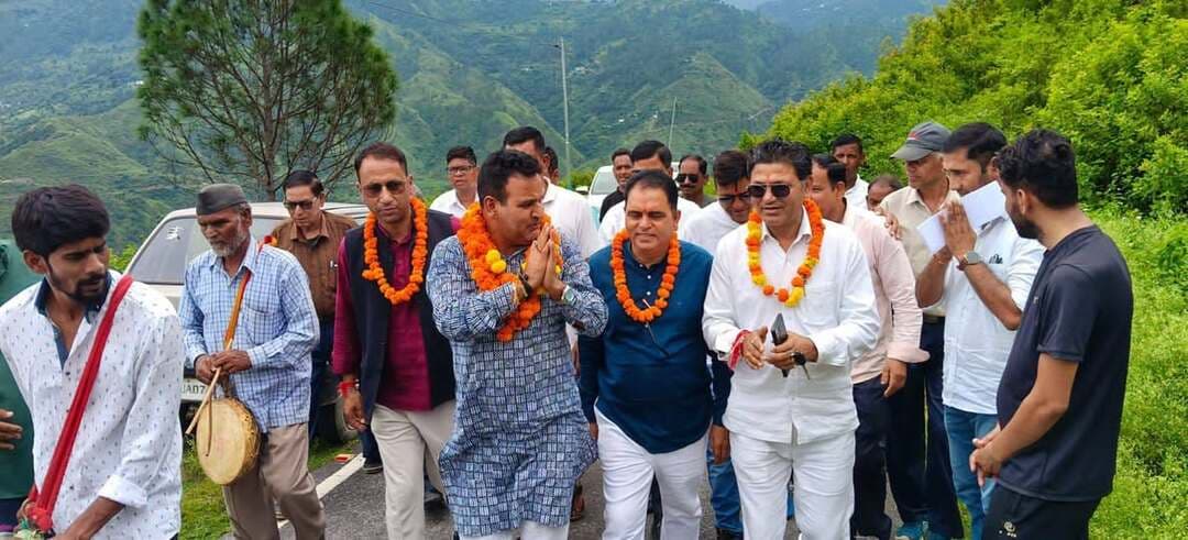 पलेठी गांव की वर्षों पुरानी मांग हुई पूरी, पलेठी शिवालय तक बनेगा 2.55 किमी मोटर मार्ग
देवप्रयाग। विधानसभा क्षेत्र देवप्रयाग के विकासखंड अंतर्गत ग्राम पलेठी (डोबिल्यालों) स्थित शिवालय तक मोटर मार्ग निर्माण की वर्षों पुरानी ग्रामीणों की मांग अब पूरी होने जा रही है। बुधवार को मोटर मार्ग के नव निर्माण कार्य द्वितीय चरण, स्टेज-1 का शिलान्यास विधायक विनोद कंडारी ने किया।
मोटर मार्ग के निर्माण के लिए 96.23 लाख रुपये की लागत स्वीकृत की गई है। इसकी कुल लंबाई 2.550 किलोमीटर होगी। सड़क निर्माण पूरा होने के बाद पलेठी और आसपास के ग्रामीण क्षेत्रों के लोगों को आवागमन की बेहतर सुविधा मिल सकेगी। ग्रामीण लंबे समय से शिवालय तक मोटर मार्ग निर्माण की मांग कर रहे थे।
शिलान्यास कार्यक्रम में ब्लॉक प्रमुख विनोद बिष्ट, सहकारिता निदेशक जे.पी. चंद, ग्राम प्रधान सूरत, साब सिंह, भगवान सिंह रावत, मंडल अध्यक्ष नरेंद्र रावत, दलवीर सजवान, जिला मंत्री प्रमोद चंद, गोविंद चौहान, अर्जुन चौहान, लोकेंद्र रौतरी, मोर सिंह बागरी, महिला मोर्चा अध्यक्ष पिंकी लिंगवाल, सरोज थपलियाल सहित बड़ी संख्या में ग्रामीण और भाजपा कार्यकर्ता मौजूद रहे।
ग्रामीणों ने वर्षों पुरानी मांग पूरी होने पर खुशी जताते हुए विधायक और शासन-प्रशासन का आभार व्यक्त किया। क्षेत्रवासियों का कहना है कि मोटर मार्ग बनने से न केवल आवागमन सुगम होगा, बल्कि क्षेत्र के विकास को भी गति मिलेगी।