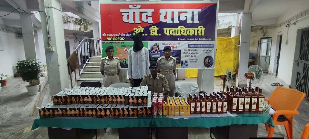 132 लीटर अंग्रेजी शराब के साथ एक गिरफ्तार टोटो जब्त
कैमूर चांद थाना पुलिस ने औघड़ की मरई-जिगना के पास गुप्त सूचना पर छापेमारी कर 132.695 लीटर अंग्रेजी शराब के साथ एक तस्कर को गिरफ्तार किया है। बिना नंबर का टोटो भी जब्त किया गया है। गिरफ्तार अभियुक्त पहचान विकास कुमार , पिता मंगल यादव, ग्राम धनेच्छा, थाना दुर्गावती का रहने वाला है। उसके पास से रॉयल स्टैग, 8PM और किंगफिशर बियर की बोतलें बरामद हुई हैं। पुलिस ने प्राथमिकी दर्ज कर कार्रवाई शुरू कर दी है।