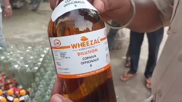 पटना में नकली शराब फैक्ट्री का खुलासा, बड़े पैमाने पर बनाते से शराब !
पटना के बाढ़ इलाके में जहरीली शराब पीने से 4 लोगो की मौत के बाद पटना उत्पाद एवं मद्य निषेध विभाग की टीम लगातार छापेमारी कर रही है। इसी क्रम में पटना के खुशरूपुर इलाके में उत्पाद विभाग की टीम ने छापेमारी करते हुए नकली शराब बनाने की फैक्ट्री का भंडाफोड़ किया है। जहाँ भारी मात्रा में शराब की खाली बोतले, ढक्कन, विभिन्न ब्रांड के रैपर, स्प्रिट बरामद की गई है। इस मामले में उत्पाद विभाग की टीम मामले की छानबीन में जुटी हुई है।