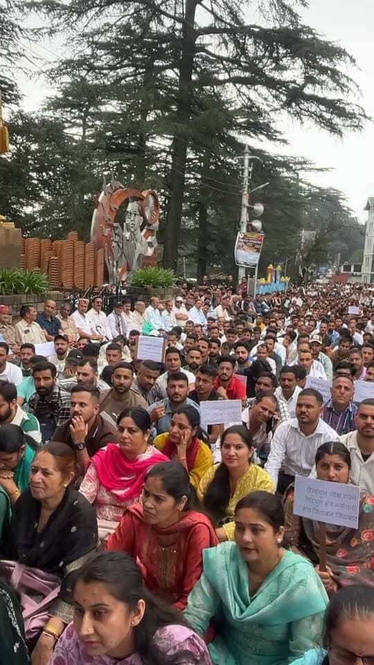 बिजली कर्मियों का हल्लाबोल: पुरानी पेंशन योजना (OPS) लागू करने की मांग के साथ सड़कों पर उतरे हजारों कर्मचारी