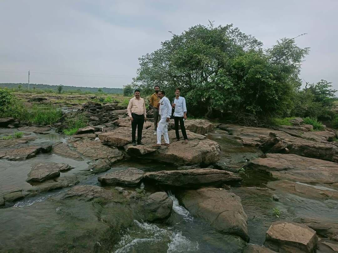 चार बच्चों की दुखद मृत्यु की घटना पर जिला प्रशासन द्वारा की गई कार्रवाई
परिजनों की जांच और पानी के सैंपल लिए
परिवार को दी राहत
रिपोर्ट आने तक झरने के पानी का उपयोग न करने की अपील
ग्राम गोरा टीला स्थित झरने के पानी के उपयोग के बाद चार बच्चों की दुखद मृत्यु की घटना पर जिला प्रशासन द्वारा त्वरित संज्ञान लिया गया है।
इस घटना की सूचना मिलते ही तत्काल कलेक्टर एवं जिला मजिस्ट्रेट श्री Arpit Verma IAS ने मुख्य चिकित्सा एवं स्वास्थ्य अधिकारी को निर्देश दिए और मंगलवार को ही पिकनिक मनाने गए सभी परिजनों के सैंपल जांच के लिए गए हैं। डॉक्टर्स की 2 टीम बनाकर 50 ब्लड सैंपल लिए गए हैं।
इसके अलावा पानी की जांच के लिए भी सैंपल लिए गए है। तौकीर अहमद की 17 वर्षीय पुत्री ताशीन की जांच में समस्या पाए जाने पर अल्ट्रासाउंड कराकर इलाज कराया जा रहा है। चिकित्सकों द्वारा लगातार निगरानी की जा रही है।
प्राप्त जानकारी अनुसार शिवपुरी शहर के वार्ड 9 हम्माल मोहल्ला निवासी श्री रजा मोहम्मद एवं फिजिकल थाना के सामने निवासरत श्री तनवीर के परिवार के 15 सदस्य गोराटीला झरने में पिकनिक मनाने गए थे। जहां उन्होंने स्नान किया और खाना खाया, जिसके बाद स्वास्थ्य बिगड़ने पर बच्चों की दुखद मृत्यु हो गई।
*एसडीम ने मौके पर किया निरीक्षण*
कलेक्टर श्री अर्पित वर्मा के निर्देश पर कोलारस एसडीएम श्री शिवदयाल धाकड़ ने प्रशासनिक अमले, पटवारी, सरपंच और ग्रामवासियों के साथ सिद्ध बाबा झरने व गोरा टीला क्षेत्र का सघन निरीक्षण किया। स्वास्थ्य विभाग को गांव में सर्वे करने, ग्रामीणों की स्वास्थ्य निगरानी रखने और लक्षण दिखने पर तुरंत इलाज उपलब्ध कराने के निर्देश दिए हैं।
*जिला प्रशासन की जनहित में अपील*
जिला प्रशासन ने जांच रिपोर्ट आने तक ग्रामीणों से सिद्ध बाबा झरने के पानी में नहाने, पीने या इसे किसी भी घरेलू उपयोग में न लाने की अपील की है।
*पीड़ित परिवारों को राहत राशि और संबल*
जिला प्रशासन द्वारा पीड़ित परिजन को आर्थिक राहत पहुंचाई गई है। कलेक्टर श्री वर्मा के निर्देश पर अपर कलेक्टर श्री दिनेश चंद्र शुक्ला ने परिवार से मिलकर शोक संवेदनाएं व्यक्त कीं और रेडक्रॉस से पीड़ित परिवारों को 1.5 लाख की राहत राशि का चैक सौंपा।
Collector Shivpuri
#shivpuri