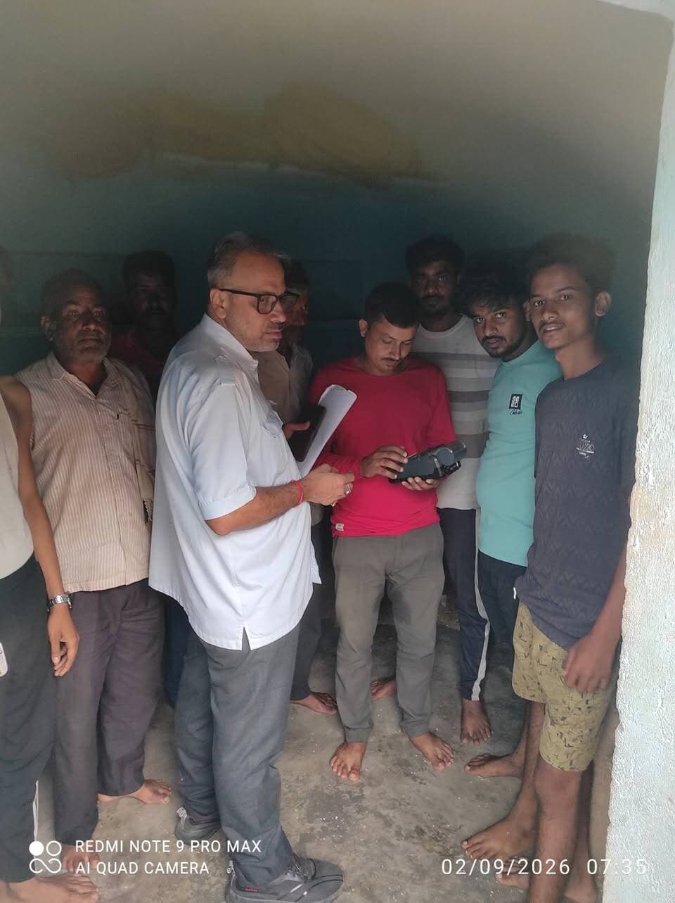 कलेक्टर एवं जिला मजिस्ट्रेट श्री Arpit Verma IAS ने समस्त एसडीएम और तहसीलदार को राशन वितरण व्यवस्था पर सख्त निगरानी के निर्देश दिए हैं। आज कलेक्टर श्री अर्पित वर्मा स्वयं भी सुबह से ही उचित मूल्य दुकानों के निरीक्षण के लिए निकले और और स्वयं की निगरानी में राशन वितरण भी कराया।
इसी प्रशासनिक सख्ती के तहत आज पिछोर तहसीलदार शिवशंकर गुर्जर ने ग्राम बदरवास और ग्राम कालीपहाड़ी में शासकीय उचित मूल्य दुकान का औचक निरीक्षण किया। उन्होंने स्टॉक और तौल की जाँच करते हुए ग्रामीणों से फीडबैक लिया। विक्रेता को सुचारु रूप से राशन वितरण के निर्देश दिए। लापरवाही बरतने पर सख्त कार्रवाई की हिदायत दी।
Collector Shivpuri
#shivpuri