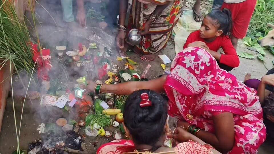 #यमुनानगर में धूमधाम से मनाया गया ललही छठ पर्व, महिलाओं ने संतान की लंबी उम्र के लिए रखा व्रत
#यमुनानगर/प्रयागराज। क्षेत्र में आज बुधवार को महिलाओं ने बड़ी श्रद्धा के साथ ललही छठ पर्व मनाया। पुत्र की लंबी उम्र और सुख-समृद्धि के लिए महिलाओं ने व्रत रखा।
सुबह से ही मंदिरों और तालाबों के किनारे महिलाओं की भीड़ रही। पूजा-अर्चना कर संतान के मंगल की कामना की गई।
#chhathpooja