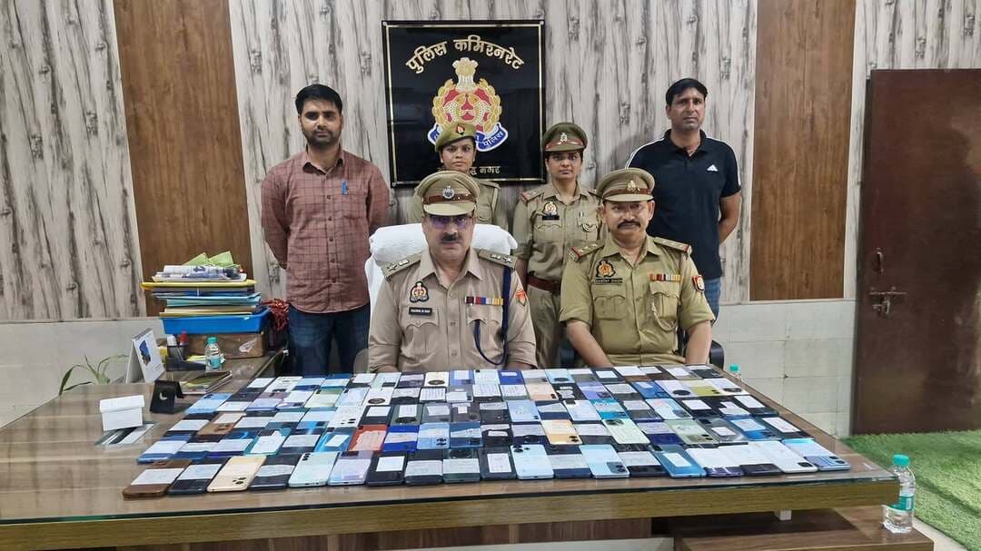 पुलिस कमिश्नर गौतमबुद्धनगर श्रीमती लक्ष्मी सिंह के निर्देशन में एवं पुलिस उपायुक्त सेन्ट्रल नोएडा श्री शैलेन्द्र कुमार सिंह के नेतृत्व में आज दिनांक 02.09.2026 को "मिशन सहयोग" के अंतर्गत सर्विलांस सेल, सेन्ट्रल नोएडा पुलिस द्वारा सर्विलांस एवं सीईआईआर (CEIR) पोर्टल की सहायता से गुम हुए विभिन्न कंपनियों के 101 कीमती स्मार्टफोन बरामद कर उनके वास्तविक स्वामियों को सुपुर्द किए गए। बरामद किए गए मोबाइल फोनों की कुल अनुमानित कीमत लगभग ₹35 लाख है।*
*बरामद किये गये अधिकांश मोबाइल फोन भीड़-भाड़ वाले स्थानों, बाजारों, ऑटो एवं बसों में यात्रा के दौरान अथवा सुबह-शाम टहलते समय कहीं गिर गए थे या छूट गए थे। इन सभी मोबाइल फोनों के संबंध में सेन्ट्रल नोएडा जोन के विभिन्न थानों में गुमशुदगी दर्ज कराई गई थी। सर्विलांस सेल द्वारा तकनीकी विश्लेषण एवं सीईआईआर पोर्टल की सहायता से इन मोबाइल फोनों का सफलतापूर्वक पता लगाकर बरामद किया गया तथा आज उनके वास्तविक स्वामियों को सुपुर्द किया गया।*
*मोबाइल फोन प्राप्त कर सभी व्यक्तियों द्वारा गौतमबुद्धनगर पुलिस का आभार व्यक्त करते हुए कमिश्नरेट गौतमबुद्धनगर पुलिस की सराहना की गयी।*
*मीडिया सेल*
*पुलिस कमिश्नरेट गौतमबुद्धनगर।*