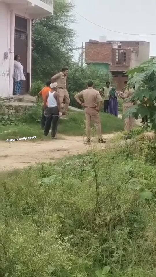 #अलीगढ़ में चोरी का माल बरामद करने गई पुलिस से भिड़े आरोपी के माता-पिता, अतिरिक्त फोर्स बुलाकर दोनों हिरासत में, आरोपी की निशानदेही पर चोरी का सामान बरामद,अलीगढ़ के थाना रोरावर क्षेत्र में चोरी के मामले में पुलिस ने बड़ी कार्रवाई की।पुलिस एक अभियुक्त को पुलिस कस्टडी रिमांड पर लेकर चोरी का माल बरामद करने उसके घर पहुंची। पुलिस के मुताबिक, इस दौरान अभियुक्त के माता-पिता ने कार्रवाई का विरोध करते हुए व्यवधान उत्पन्न किया। स्थिति को देखते हुए अतिरिक्त पुलिस बल और महिला पुलिसकर्मियों को मौके पर बुलाया गया। पुलिस ने अभियुक्त के माता-पिता को हिरासत में लेकर आवश्यक कार्रवाई की। इसके बाद अभियुक्त की निशानदेही पर चोरी का माल बरामद किया गया। माता-पिता के खिलाफ भी सुसंगत धाराओं में मुकदमा दर्ज कर विधिक कार्रवाई की जा रही है।
#Aligarh #Rorawar #AligarhPolice #CrimeNews #PoliceAction