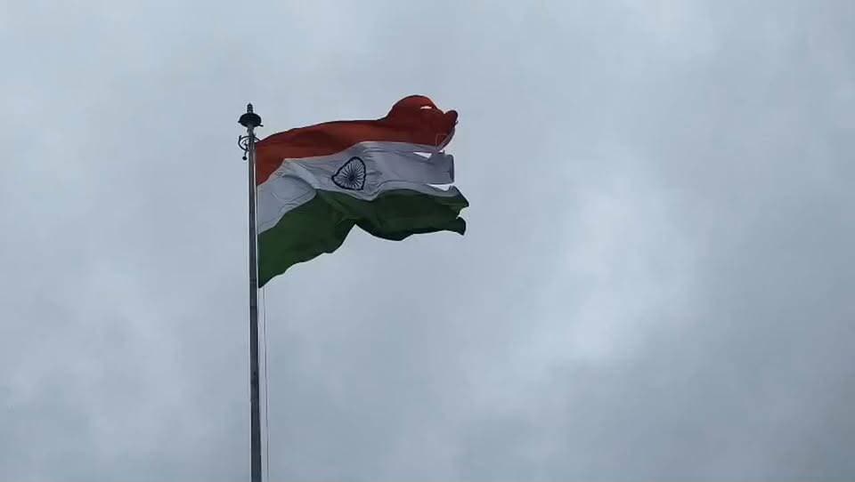 जागिए जनाब. धानापुर शहीद स्मारक पर तिरंगे के साथ हो रहा मज़ाक़ #news #chandauli