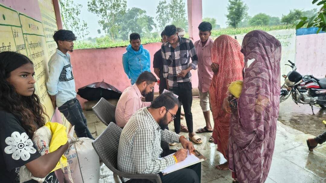 राशन वितरण में अनियमितता पर जिले की 16 उचित मूल्य दुकानों के विरुद्ध कार्रवाई
सार्वजनिक वितरण प्रणाली नियंत्रण आदेश 2015 के अंतर्गत सीहोर जिले में शासकीय उचित मूल्य दुकानों के माध्यम से राशन वितरण व्यवस्था की निगरानी की जा रही है। राशन वितरण में अनियमितता, भौतिक सत्यापन में खाद्यान्न स्टॉक में अंतर, सीएम हेल्पलाइन पोर्टल पर राशन प्राप्त न होने संबंधी शिकायतों तथा दुकानों के नियमित रूप से संचालित नहीं होने के मामलों को गंभीरता से लेते हुए कलेक्टर श्री बालागुरू के. के निर्देश पर संबंधित उचित मूल्य दुकानों के विरुद्ध कार्रवाई की गई है।
अगस्त 2026 में जिले के विभिन्न विकासखंडों एवं नगरीय क्षेत्रों में उचित मूल्य दुकानों का निरीक्षण एवं जांच की गई। जांच के दौरान अनियमितताएं पाए जाने पर कुल 16 उचित मूल्य दुकानों के विरुद्ध सार्वजनिक वितरण प्रणाली नियंत्रण आदेश 2015 के तहत प्रकरण दर्ज किए गए हैं।
कार्रवाई के दायरे में आष्टा ब्लॉक की गोविंदपुरा, उमरदड़, बापचा बरामद तथा मार्केटिंग संस्था वार्ड नंबर 4, 5, सिद्दीकगंज और खाचरोद की उचित मूल्य दुकानें शामिल हैं। इसी प्रकार इछावर ब्लॉक की बरखेड़ाकुर्मी, ललियाखेड़ी एवं दौलतपुर, बुधनी ब्लॉक की खेरीसिलगेना, खिडियाकुर्मी, नानभेंट, रतनपुर एवं चिकली तथा भैरूंदा ब्लॉक की मांजीखेड़ी एवं चींच से संबंधित दुकानों के विरुद्ध कार्रवाई प्रारंभ की गई है। शासन द्वारा उचित मूल्य दुकानों पर राशन वितरण में पारदर्शिता सुनिश्चित करने तथा पात्र हितग्राहियों को समय पर निर्धारित मात्रा में खाद्यान्न उपलब्ध कराने के लिए निरंतर निगरानी की जा रही है।
#JansamparkMP #CMMadhyaPradesh #MadhyaPradesh #sehore