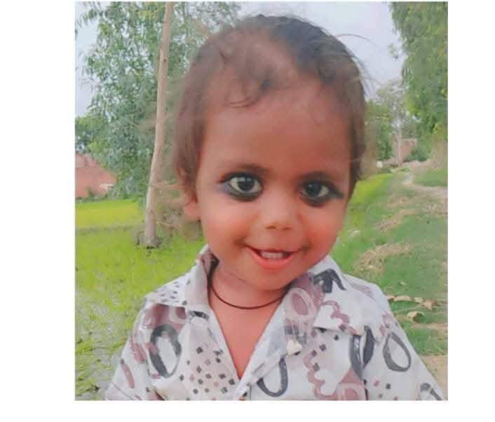 बारिश में कच्चा मकान ढहा, मलबे में दबकर मासूम की मौत
-कालाकांकर के कड़रौ कोथरिया में सुबह सात बजे हादसा, ढाई वर्षीय प्रियांश ने तोड़ा दम
प्रतापगढ़ में तेज बारिश के बीच बुधवार सुबह कालाकांकर विकास क्षेत्र के कड़रौ कोथरिया गांव में दर्दनाक हादसा हो गया। बारिश के कारण कमजोर हुआ कच्चा मकान अचानक भरभराकर ढह गया। मलबे में दबकर करीब ढाई वर्षीय मासूम प्रियांश की मौत हो गई। हादसा सुबह करीब सात बजे हुआ। मासूम की मौत की खबर मिलते ही परिवार में कोहराम मच गया।
बताया गया कि कड़रौ कोथरिया गांव निवासी परिवार कच्चे मकान में रह रहा था। लगातार हो रही बारिश के कारण मकान कमजोर हो गया था। बुधवार सुबह अचानक मकान ढह गया। इसी दौरान मासूम प्रियांश मलबे की चपेट में आ गया और उसके नीचे दब गया। मकान गिरने की आवाज सुनकर परिजन और आसपास के ग्रामीण मौके पर पहुंच गए। लोगों ने आनन-फानन मलबा हटाकर बच्चे को बाहर निकालने का प्रयास शुरू किया। काफी मशक्कत के बाद मासूम को मलबे से बाहर निकाला गया, लेकिन तब तक उसकी मौत हो चुकी थी। बच्चे की मौत की पुष्टि होते ही परिजनों में चीख-पुकार मच गई। हादसे की सूचना मिलने पर नवाबगंज पुलिस और राजस्व विभाग की टीम मौके पर पहुंची। पुलिस और राजस्व कर्मियों ने घटनास्थल का निरीक्षण किया और हादसे के संबंध में जानकारी जुटाई। घटना के बाद गांव में भी मातम का माहौल रहा।
ग्रामीणों के अनुसार, लगातार बारिश से क्षेत्र में कच्चे मकानों पर खतरा बढ़ गया है। कई मकानों की दीवारें और छतें बारिश के कारण कमजोर हो चुकी हैं। ऐसे में ग्रामीणों को हादसे की आशंका सता रही है। मासूम प्रियांश की असमय मौत से परिवार पर दुखों का पहाड़ टूट पड़ा। परिजनों का रो-रोकर बुरा हाल है। मासूम की मौत ने पूरे गांव को झकझोर कर रख दिया।