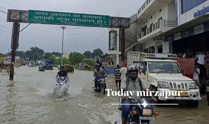 चुनार, मिर्जापुर
सरैया पुल की सड़क पर फिर चढ़ा पानी, आवागमन बना जानलेवा
चुनार। लगातार बारिश के बीच सरैया पुल की सड़क पर एक बार फिर पानी चढ़ गया है। सड़क पर जलभराव के कारण राहगीरों और वाहन चालकों को पानी के बीच से होकर गुजरने के लिए मजबूर होना पड़ रहा है।
पानी बढ़ने से यहां हादसे का खतरा भी बढ़ गया है। जान जोखिम में डालकर लोग आवागमन कर रहे हैं, जिससे कभी भी बड़ी दुर्घटना की आशंका बनी हुई है।
स्थानीय लोगों का कहना है कि पुल की सड़क पर बार-बार पानी आने से आवागमन प्रभावित हो रहा है। लोगों ने संबंधित जिम्मेदारों से जल्द प्रभावी व्यवस्था किए जाने की मांग की है।
#TodayMirzapur #Mirzapur #Chunar #SaraiyaPul #BreakingNews #MirzapurNews #Rain #WaterLogging #TodayMirzapurNews
